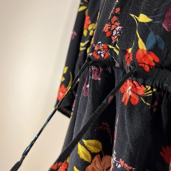 TORRID  Top women plus 0 floral on black elastic empire waist wide sleeves - Picture 3 of 4